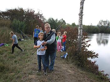 Mit einem Profi an der Seite bekommen die Kinder ihre ersten Versuche mit der Angel gut hin. Foto: Stefanie Gleixner
