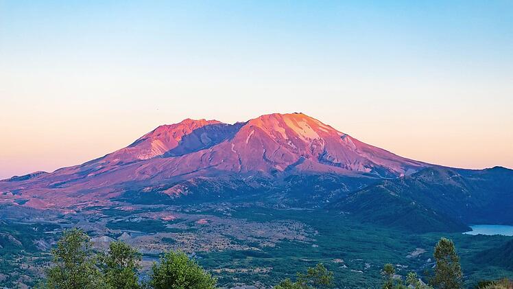 2017 fotografierte Florian Bleymann in den USA den berühmten Mt. St. Helens. Einige Tage vor der Sonnenfinsternis "brannte" der Berg im Abendlicht.Bleymann