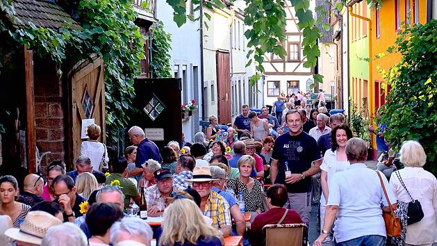Festbesucher f&uuml;llen die Winzergasse bis auf den letzten Platz. Foto: Archiv/Gerd Schaar