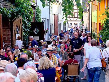 Festbesucher füllen die Winzergasse bis auf den letzten Platz. Foto: Archiv/Gerd Schaar