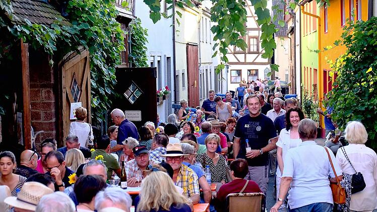 Festbesucher füllen die Winzergasse bis auf den letzten Platz. Foto: Archiv/Gerd Schaar