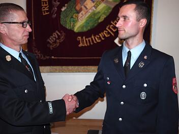 Kommandantenwechsel: Ivo Straube (links) gab sein Amt an Marius Arheidt ab. Foto: Gerd Schaar