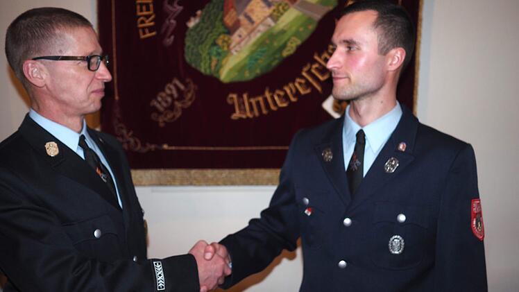 Kommandantenwechsel: Ivo Straube (links) gab sein Amt an Marius Arheidt ab. Foto: Gerd Schaar