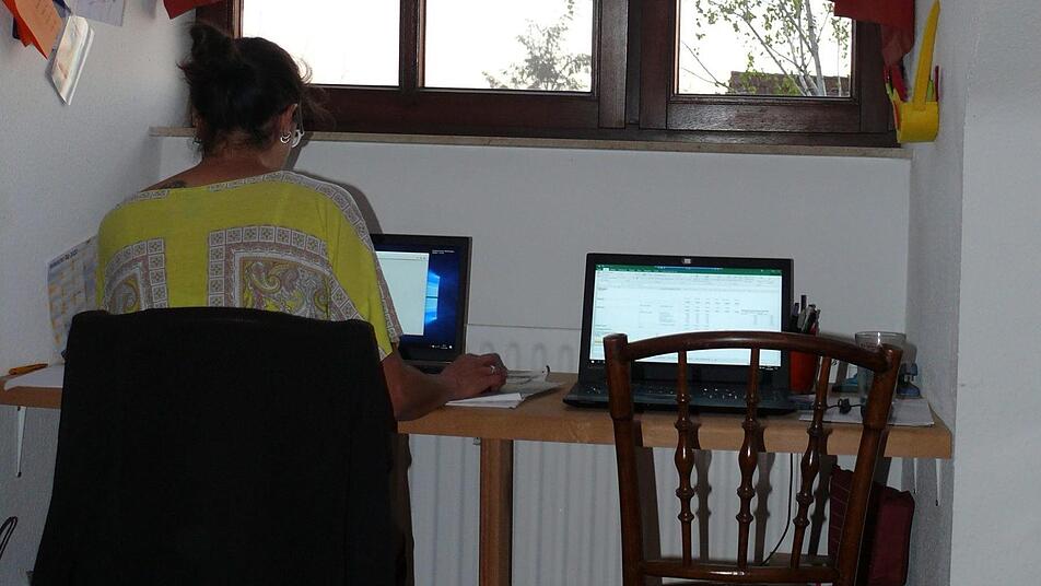 Ein Behelfsbüro im Schlafzimmer - statt in der Höchstadter Redaktion des Fränkischen Tags zu sitzen, arbeitet Karina Brock von zu Hause aus. "Ich vermisse meine großen Bildschirme", sagt sie.C. Brock