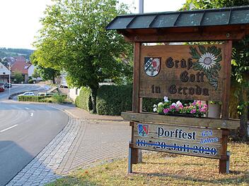 Am Ortseingang ist ein Hinweis auf das Dorfjubiläum zu lesen. Foto: Ulrike Müller