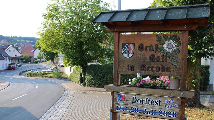 Am Ortseingang ist ein Hinweis auf das Dorfjubiläum zu lesen. Foto: Ulrike Müller