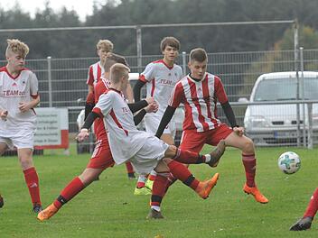 Hart umkämpft war das Duell zwischen den U18-Junioren der SG Wartmannsroth (weiße Trikots) und der DJK Schondra. Foto: ssp