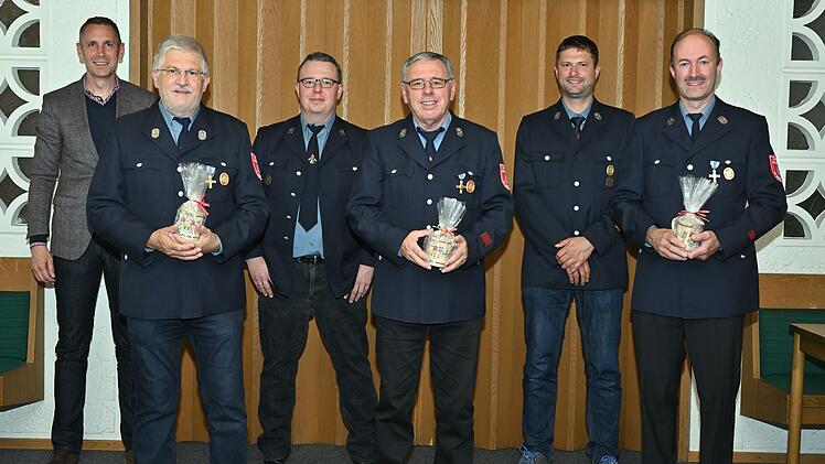 Verabschiedungen bei der Berndorfer Wehr; im Bild (von links) Bürgermeister Martin Bernreuther, Werner Schwarz, Bernd Wiesenmüller, Rainer Hatzold, Christian Schwarz und Heinz Pfaffenberger