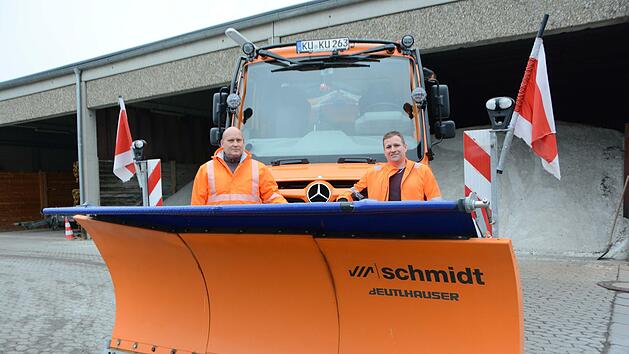 Uwe Dick (links) und Michael Hain stemmen mit vielen Kollegen des Bauhofs den Winterdienst.