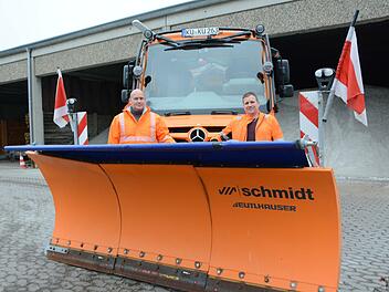 Uwe Dick (links) und Michael Hain stemmen mit vielen Kollegen des Bauhofs den Winterdienst.