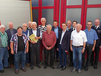 Zahlreiche Mitglieder hat Kommandant Ralf Schubert (re.) bei der Versammlung der Freiwilligen Feuerwehr Garitz geehrt.