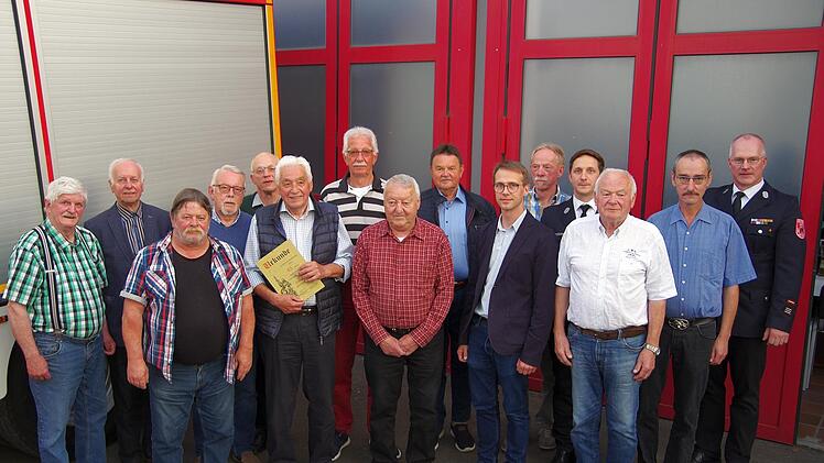 Zahlreiche Mitglieder hat Kommandant Ralf Schubert (re.) bei der Versammlung der Freiwilligen Feuerwehr Garitz geehrt.