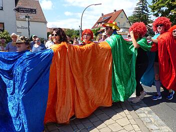 Ein Gaudiwurm in Gaudiwurm: Der bunt tanzende Drache zog die Blicke vieler Kinder auf sich.