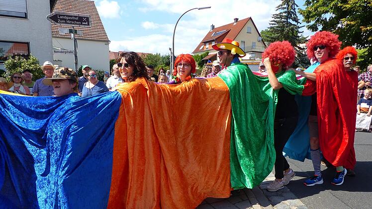 Ein Gaudiwurm in Gaudiwurm: Der bunt tanzende Drache zog die Blicke vieler Kinder auf sich.