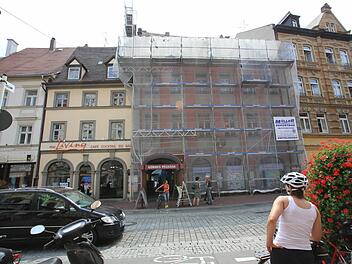 In kürzester Zeit wurde die Lange Straße 22 geräumt und eingerüstet. Alle Fotos: Barbara Herbst