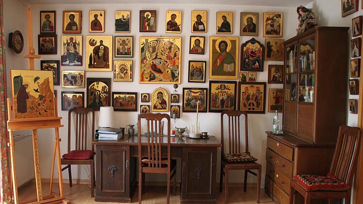 Das Ikonen-Zimmer: Mehr als 300 Bilder hat Schramm schon gemalt.