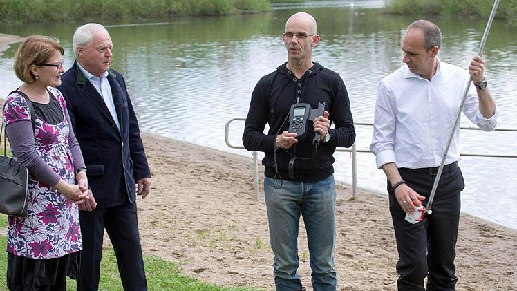 Interessiert verfolgen Dr. Anja Grottker, Bürgermeister Helmut Fischer und Landrat Christian Meißner die Ausführungen des Hygienekontrolleurs Heiko Stedler.