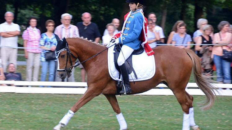 Bei der Quadrille des Reitervereins im Luitpoldpark.  Foto: Peter Rauch