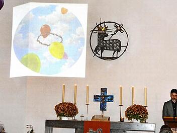 Das an die Wand projezierte Bild von den Luftballons und der Dornenkrone löste erheblichen Widerstand in der Kirchengemeinde aus. Künstler Gerhard Rießbeck (rechts) versuchte, sein Werk nochmals zu erklären.Foto: Gerhard Schmidt