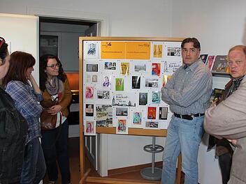 Die Juroren bei der Besprechung der eingereichten Werke: Gabriele Pfeufer, Andrea Meister, Linda Lang, Zweiter Bürgermeister Harald Pascher, Karl-Heinz Krebs und Bürgermeister Jürgen Hennemann (von links). Foto: Ralf Kestel