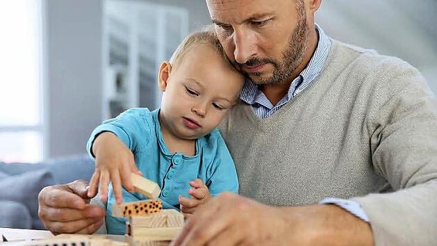 Immer mehr V&auml;ter beantragen Elterngeld um mehr Zeit f&uuml;r ihre Kinder zu haben. Foto: Archiv