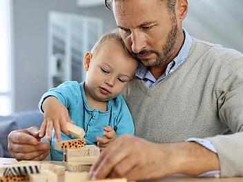 Immer mehr Väter beantragen Elterngeld um mehr Zeit für ihre Kinder zu haben. Foto: Archiv