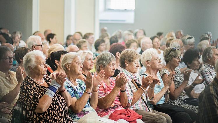 Reichlich Applaus gab es von den zahlreichen Zuhörern.Foto: Jochen Berger