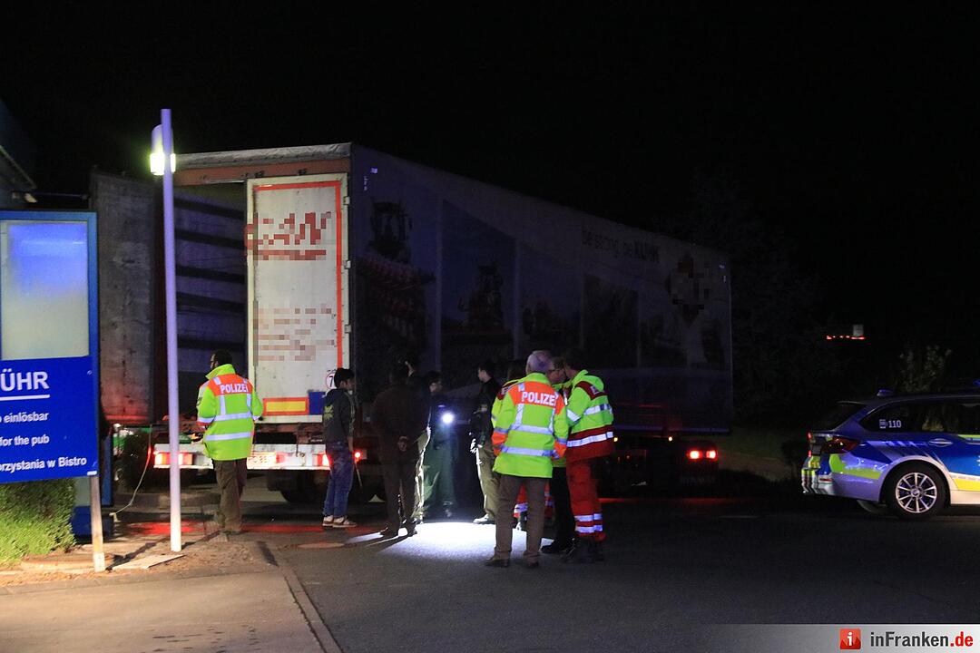 A3 bei Schlüsselfeld:  Polizei entdeckt sieben Flüchtlinge in Sattelauflieger