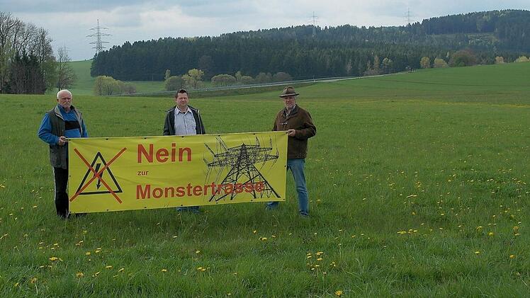 Die Neuensorger Bürgerinitiative gegen die als Freileitung geplante Trasse des Ostbayernrings - hier Fritz Ruppert, Josef Pittroff und Axel Bochnia (von links) - kann sich freuen: Der Petitionsausschuss des Landtags unterstützt ihr Anliegen in vollem Umfang. Foto: Peter Müller