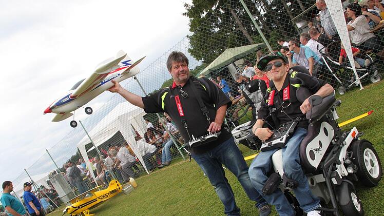 Lukas Neuhöfer steuerte seinen Elektroflieger nur mit einer Hand und im Rollstuhl sitzend. Sein Vater Fernando gab derweil an seiner Steuerung, die per Funk mit der seines Sohnes verbunden war, ordentlich Gas. Foto: Stephan Stöckel