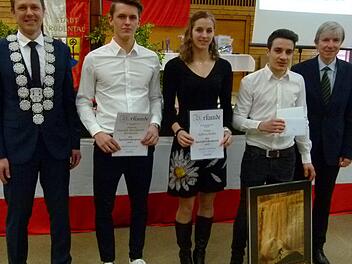 Vergabe der Sportförderpreise und  Preise für Ausbildungsleistungen (von links): Bürgermeister Marco Steiner, Patrick Brockardt-Riemann, Selina Jenke, Lukas Scheler, Regierungsvizepräsident Thomas Engel Foto: Lothar Weidner
