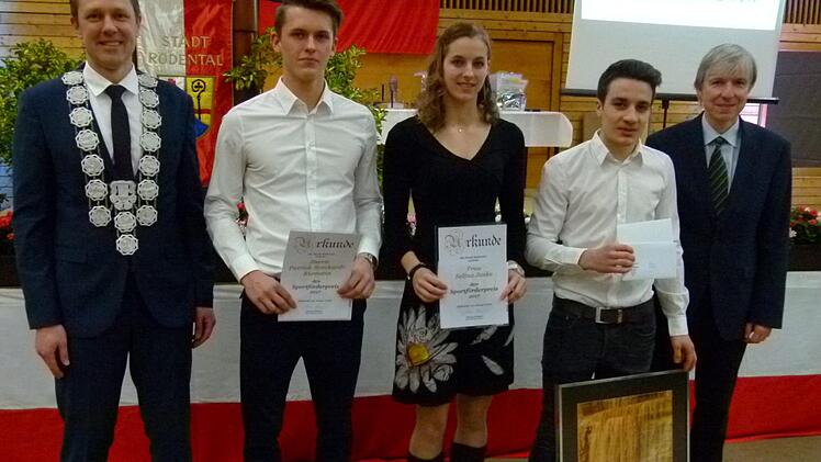 Vergabe der Sportförderpreise und  Preise für Ausbildungsleistungen (von links): Bürgermeister Marco Steiner, Patrick Brockardt-Riemann, Selina Jenke, Lukas Scheler, Regierungsvizepräsident Thomas Engel Foto: Lothar Weidner