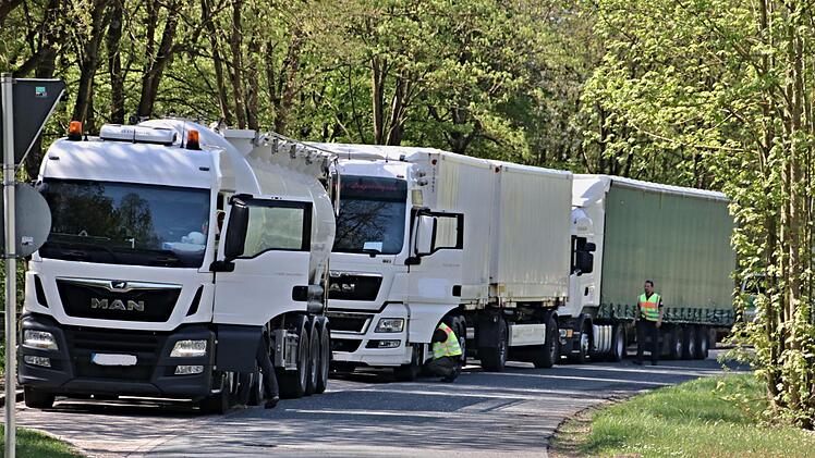 Drei Lkw im Parkplatz an der B 303, nahe der Ortschaft Gemeinfeld, die von der Polizei unter die Lupe genommen werden.Helmut  Will