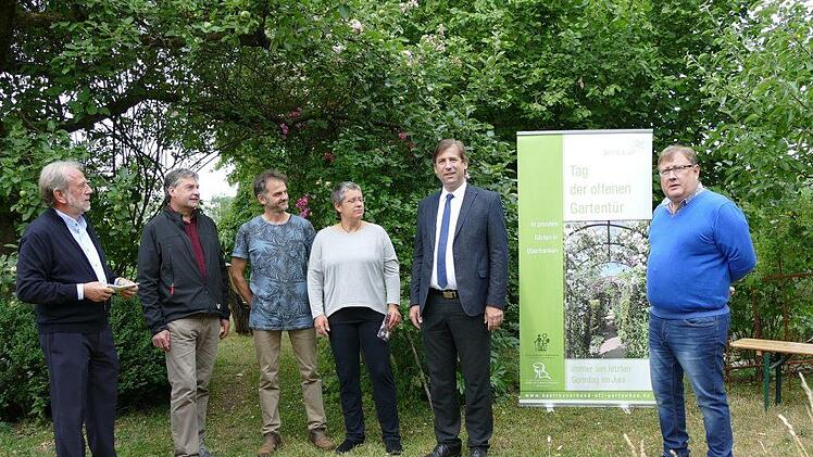 Katinka Uebel  (3.&nbsp;v.&nbsp;r.)  zeigt den G&auml;sten ihren Garten. Foto: Sonja Schr&uuml;fer