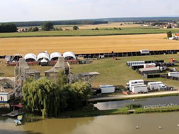 Der Festival-Aufbau ist eine logistische Herausforderung.   Foto: Richard Sänger