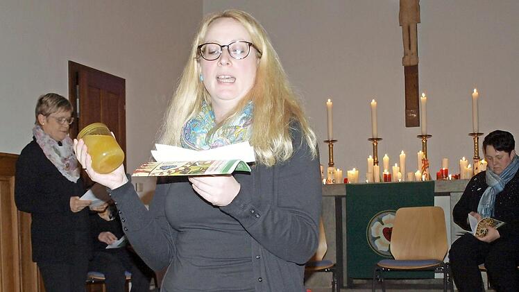 Steffi Kolb bringt Honig mit, die Himmelsspeise. Imkern hat in Slowenien eine lange Tradition. Foto: Deuerling