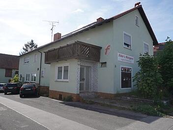 Die Gemeinde Sandberg kaufte die seit Jahren leerstehende Metzgerei  Söder. Das Gebäude wird abgerissen, es sollen Parkflächen entstehen.  Foto: Marion Eckert