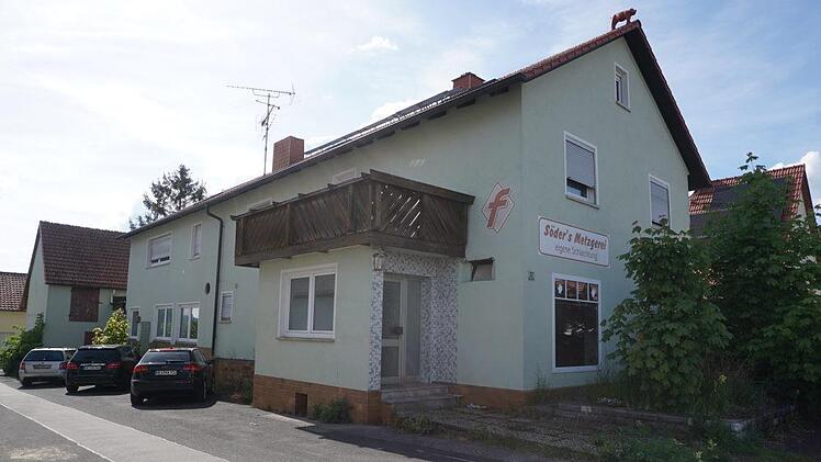 Die Gemeinde Sandberg kaufte die seit Jahren leerstehende Metzgerei  Söder. Das Gebäude wird abgerissen, es sollen Parkflächen entstehen.  Foto: Marion Eckert