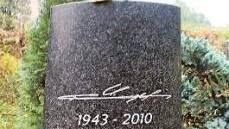 Außergewöhnlich und schlicht: Statt des Namens hat Siegfried Speer die Unterschrift eingraviert.
