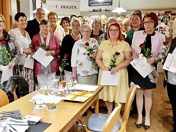 Urkunden und rote Rosen f&uuml;r die Jubilarinnen Foto: p