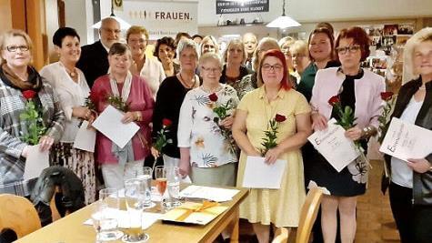 Urkunden und rote Rosen f&uuml;r die Jubilarinnen Foto: p