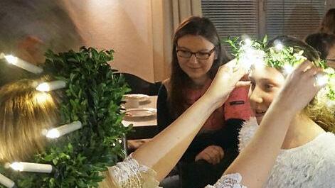 "Luzia" Eva Kefes setzte den Kindern Leucht-Kr&auml;nze auf. Foto: Prei&szlig;inger