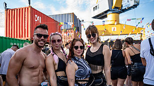 Techno-Musik direkt am Hafenbecken zwischen Kr&auml;nen und Containern!