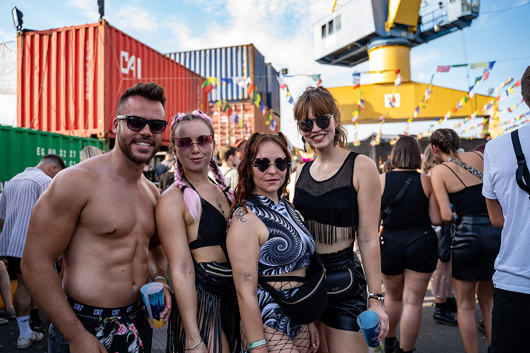 Techno-Musik direkt am Hafenbecken zwischen Kränen und Containern!