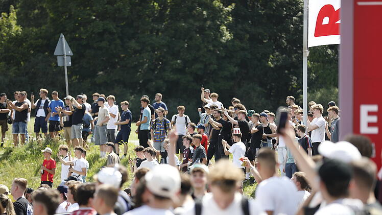 Hunderte Personen belagern Emskirchen: Aufruf zum "Schanzenfest" versetzt Stadt in den Ausnahmezustand