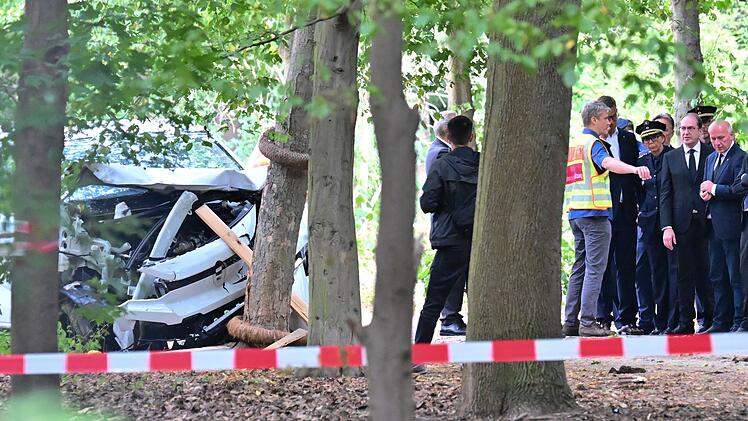 Auto f&auml;hrt in Menschenmenge