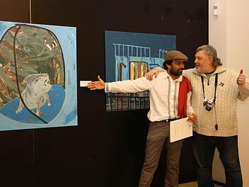 Kunst bringt Menschen zusammen. Zum Beispiel Ismail Karayakupoglu aus der Türkei (links) und Saulios Kruopis aus Litauen. Die Bilder im Hintergrund stammen beide von dem türkischen Künstler und heißen "Bondage of fear" (links) und "isimsiz 2". Fotos: Katrin Geyer