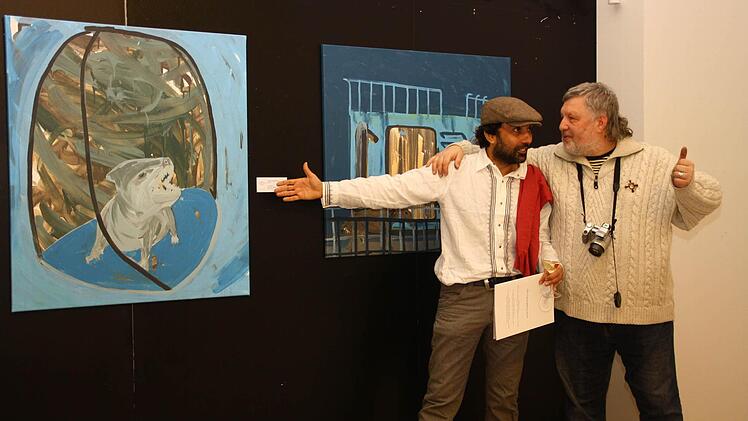 Kunst bringt Menschen zusammen. Zum Beispiel Ismail Karayakupoglu aus der Türkei (links) und Saulios Kruopis aus Litauen. Die Bilder im Hintergrund stammen beide von dem türkischen Künstler und heißen "Bondage of fear" (links) und "isimsiz 2". Fotos: Katrin Geyer
