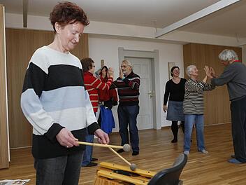 Nach und nach kommt ein weiteres Instrument dazu. Während Marianne (vorne) die Klöppel schwingt, klatschen die anderen. Foto: Matthias Hoch