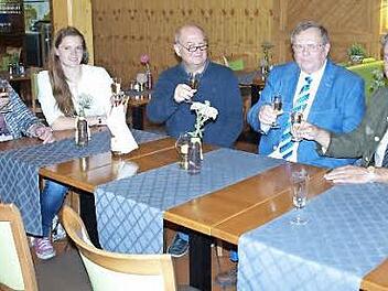 Seit über 30 Jahren verbringt Peter Brahl aus Berlin (Zweiter von rechts) seinen Urlaub in Steinwiesen. Unser Bild zeigt ihn mit (von rechts) Bürgermeister Gerhard Wunder, Bob Neubeck, Katrin Franz und Loni Meisel. Foto: Susanne Deuerling